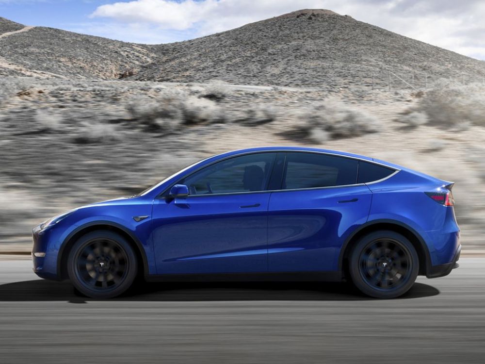 Tesla Model Y bleue de profil